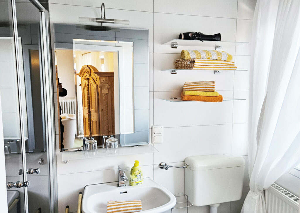 Haus Sonnenschein, Wohnung 1, Dusche/WC